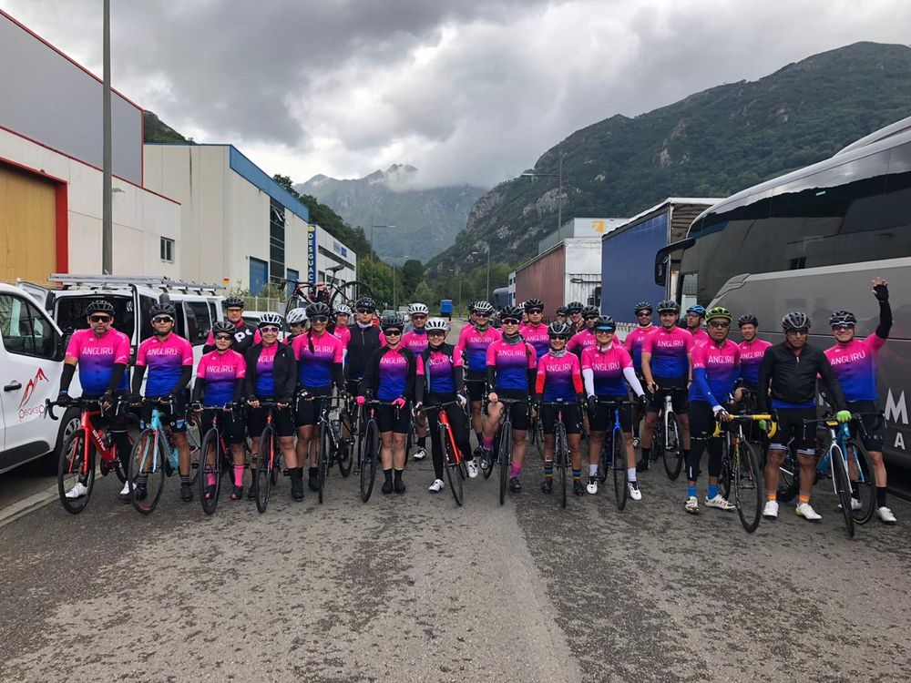 A large custom group in matching kit before riding the Alto de l Angliru